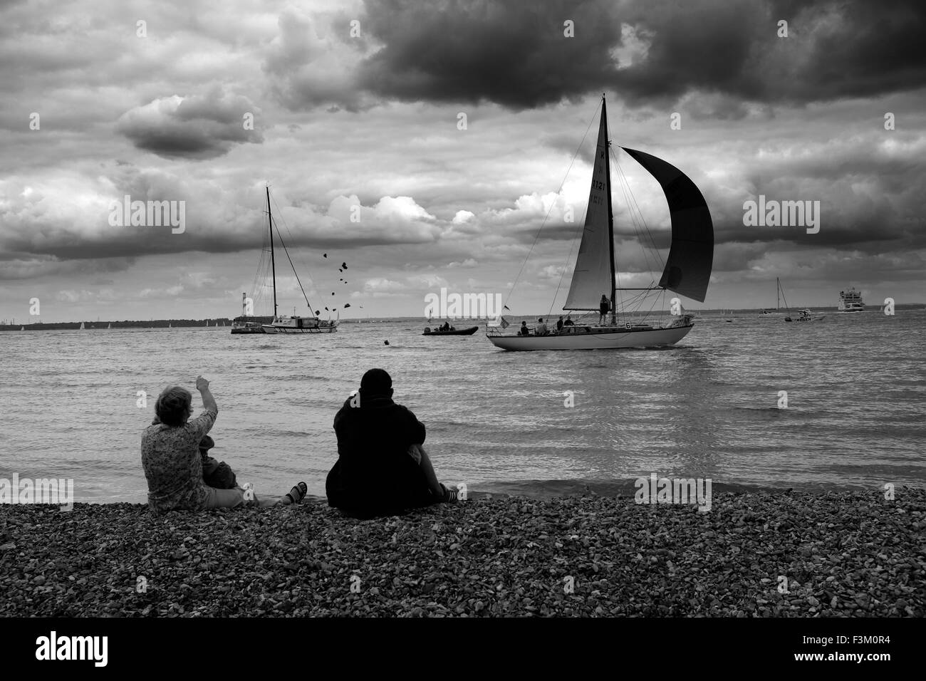 Molto vicino alla riva inshore racing Egitto XOD punto X barca Barche Yacht Racing, lato terra intrattenimenti, bande, Yacht Club scene, 2015, Cowes Week, Isle of Wight, England, Regno Unito Foto Stock