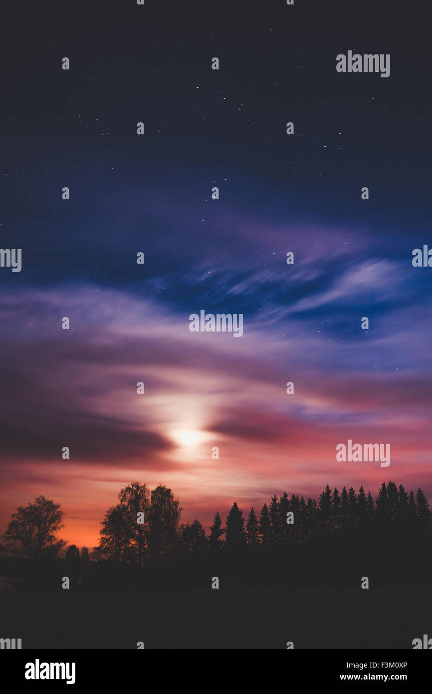 Paesaggio notturno e nuvoloso cielo stellato Foto Stock