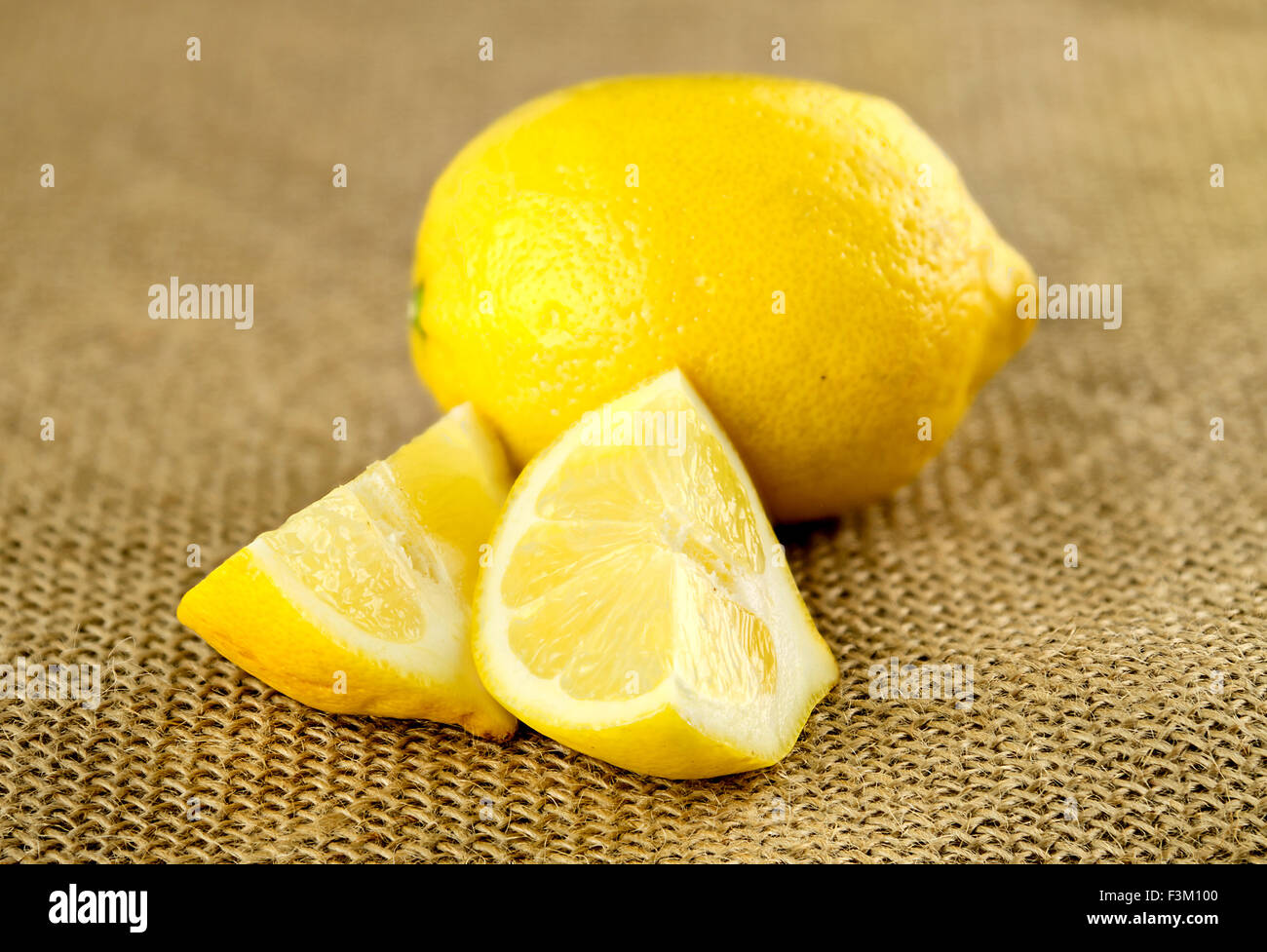 Limone organico sul rustico sfondo agricoltura Foto Stock