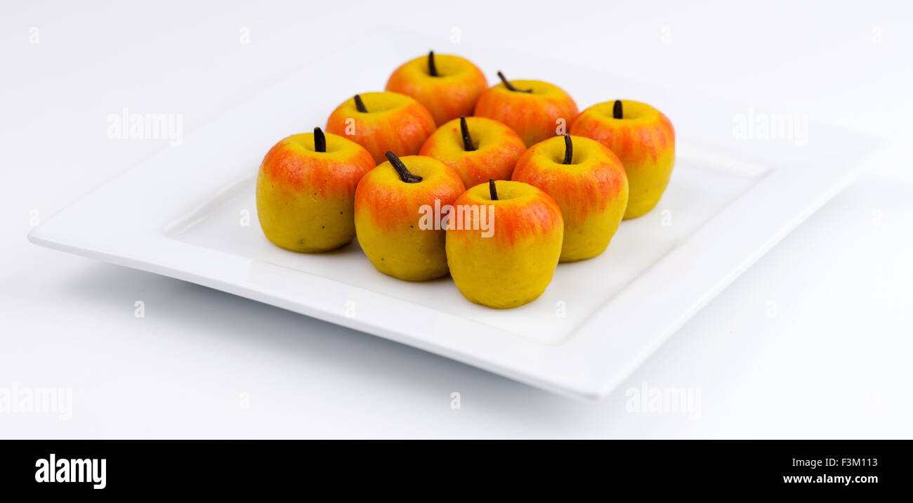 Mini apple sagomato barfi indiano dolci di mandorla e latte in polvere Foto Stock