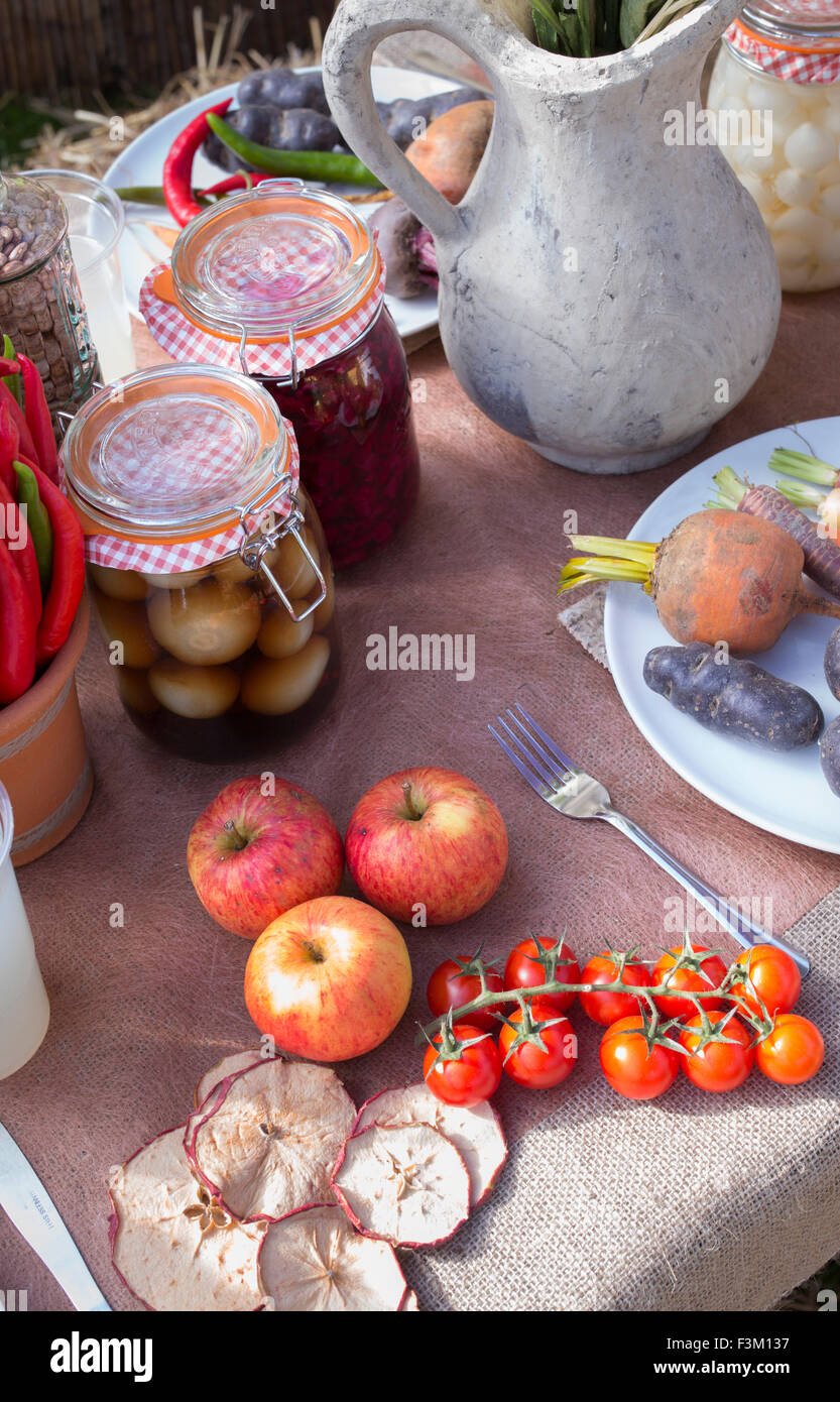 Tavola da esposizione di frutta e verdura in occasione di uno spettacolo autunnale. REGNO UNITO Foto Stock
