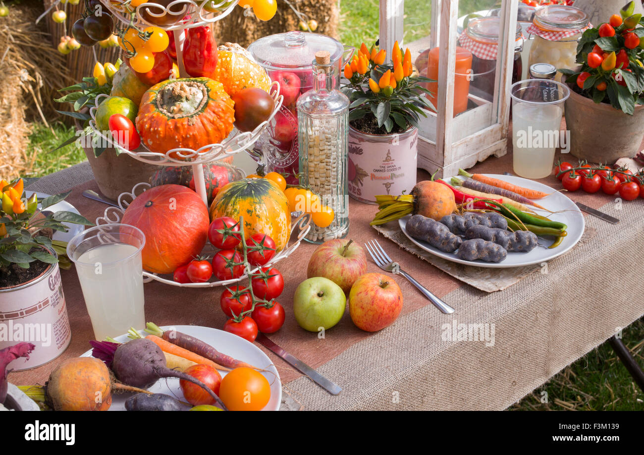 Tavolo da esposizione di frutta e verdura in uno spettacolo d'autunno. REGNO UNITO Foto Stock
