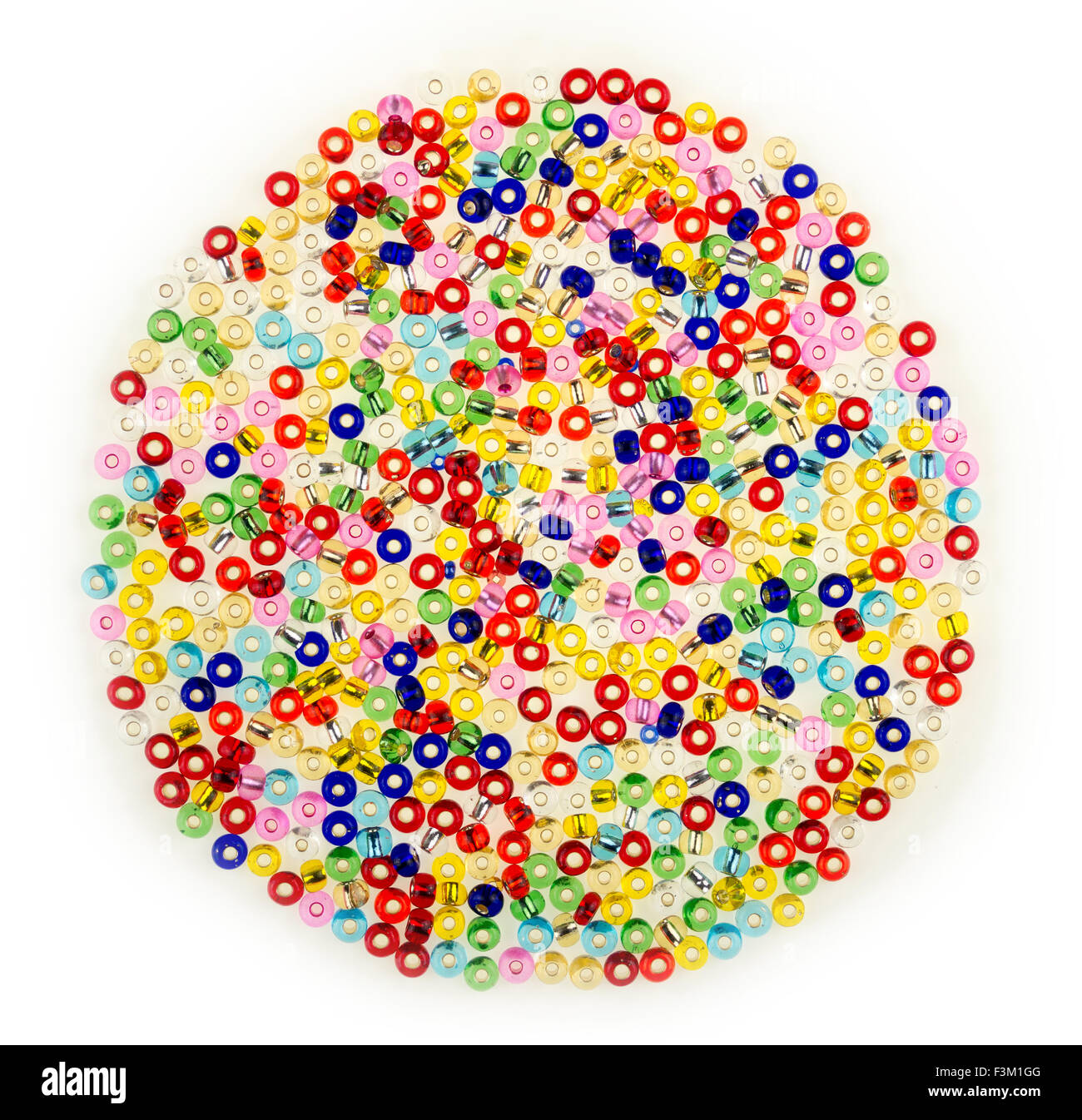 Antenna vista macro di piccole sfere di vetro in una varietà di colori, isolato su sfondo bianco Foto Stock