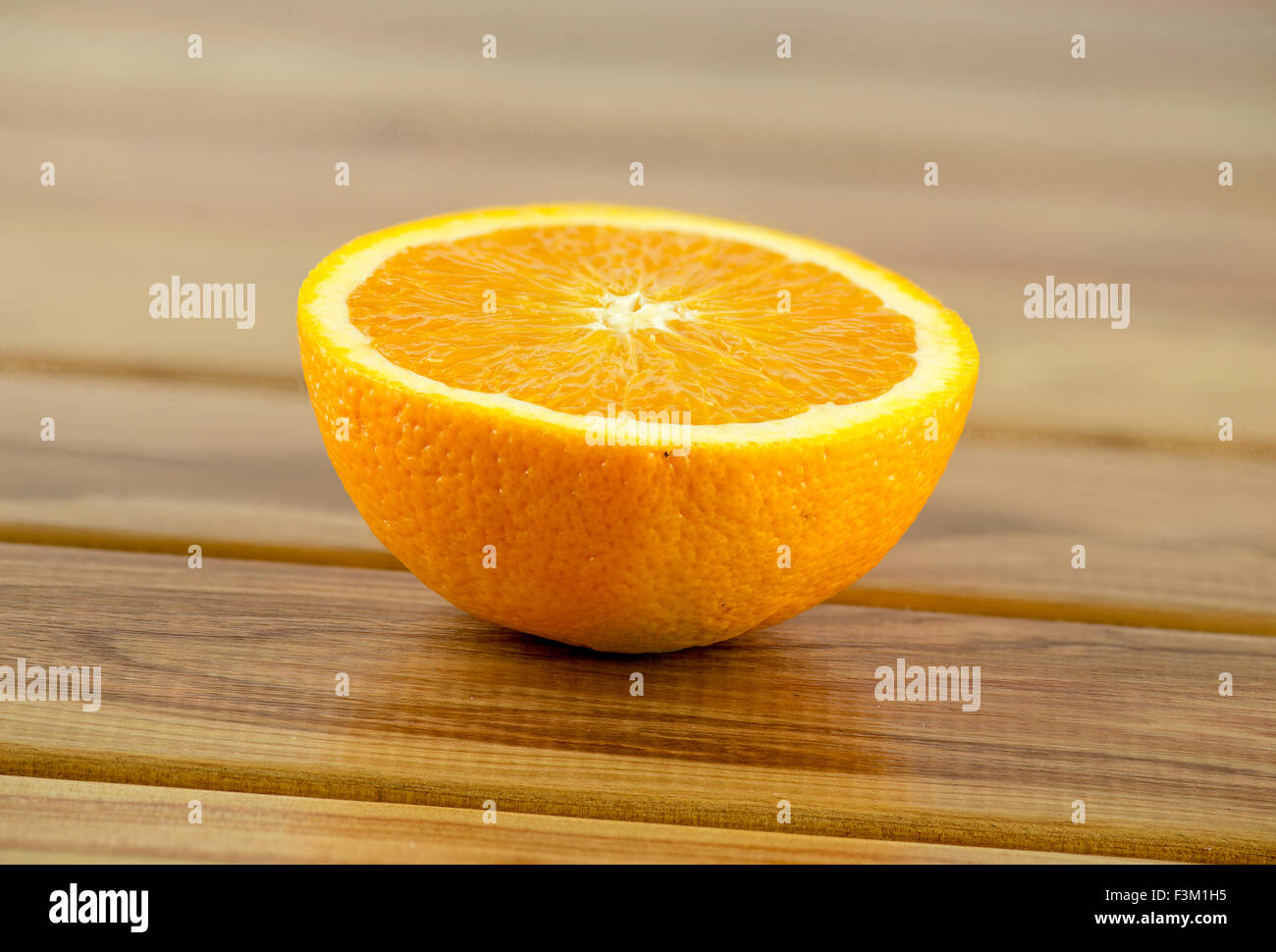 Frutta di arancia tagliati a metà Foto Stock