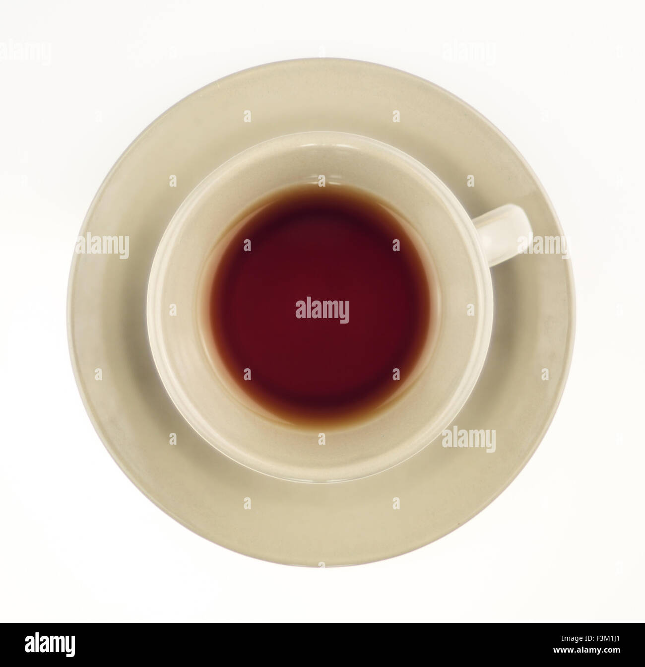 Tè nero in una verde tazza da caffè con piattino isolato su bianco con una vista aerea Foto Stock