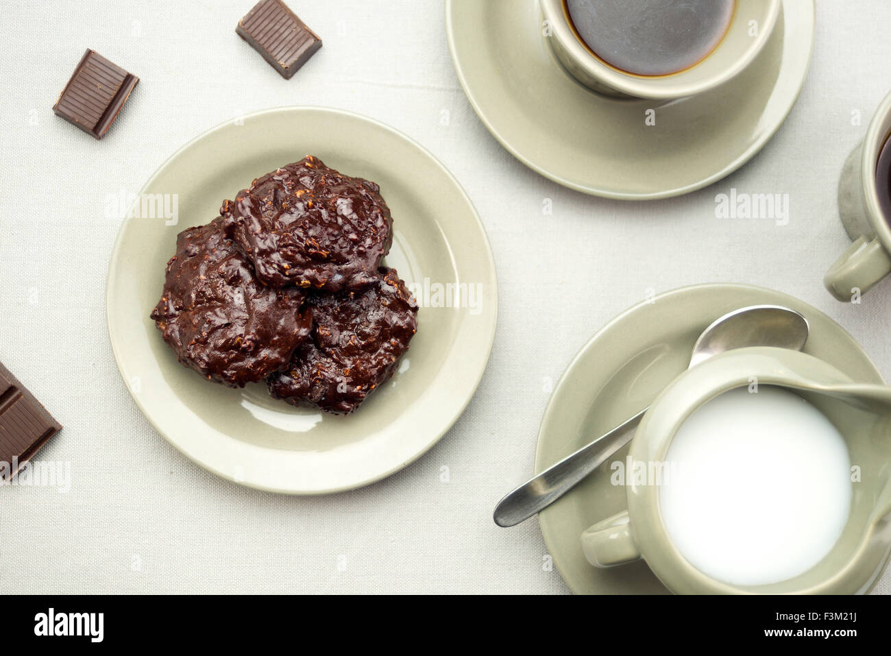 Cioccolato fondente biscotti serviti con caffè, latte e pezzetti di cioccolato. Foto Stock