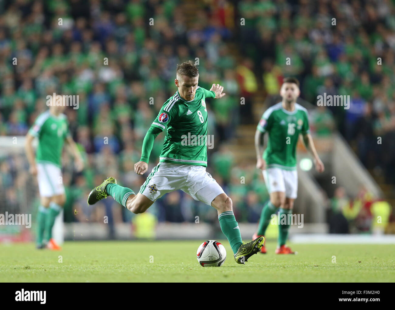 Windsor Park, Belfast, Regno Unito. 8 Ottobre, 2015. Irlanda del Nord il capitano Steven Davis durante UEFA EURO 2016 match di qualificazione tra Irlanda del Nord e Grecia a Windsor Park, Belfast Credit: Andrew Paton/Alamy Live News Foto Stock