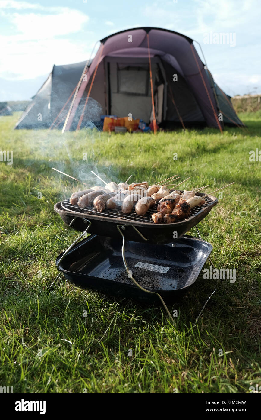 Barbecue esterno una tenda con la cottura del cibo Foto stock - Alamy