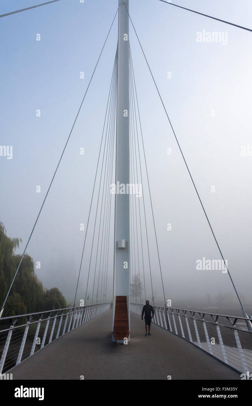 Zona pedonale a piedi e ciclo ponte sul fiume Tamigi, Christchurch Bridge, Reading, Berkshire, Inghilterra, GB, Regno Unito Foto Stock