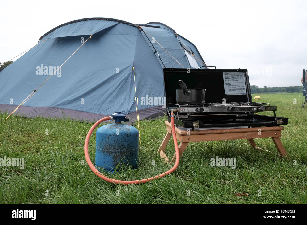 Bombola di gas essendo usato mentre il campeggio per stufa Foto Stock