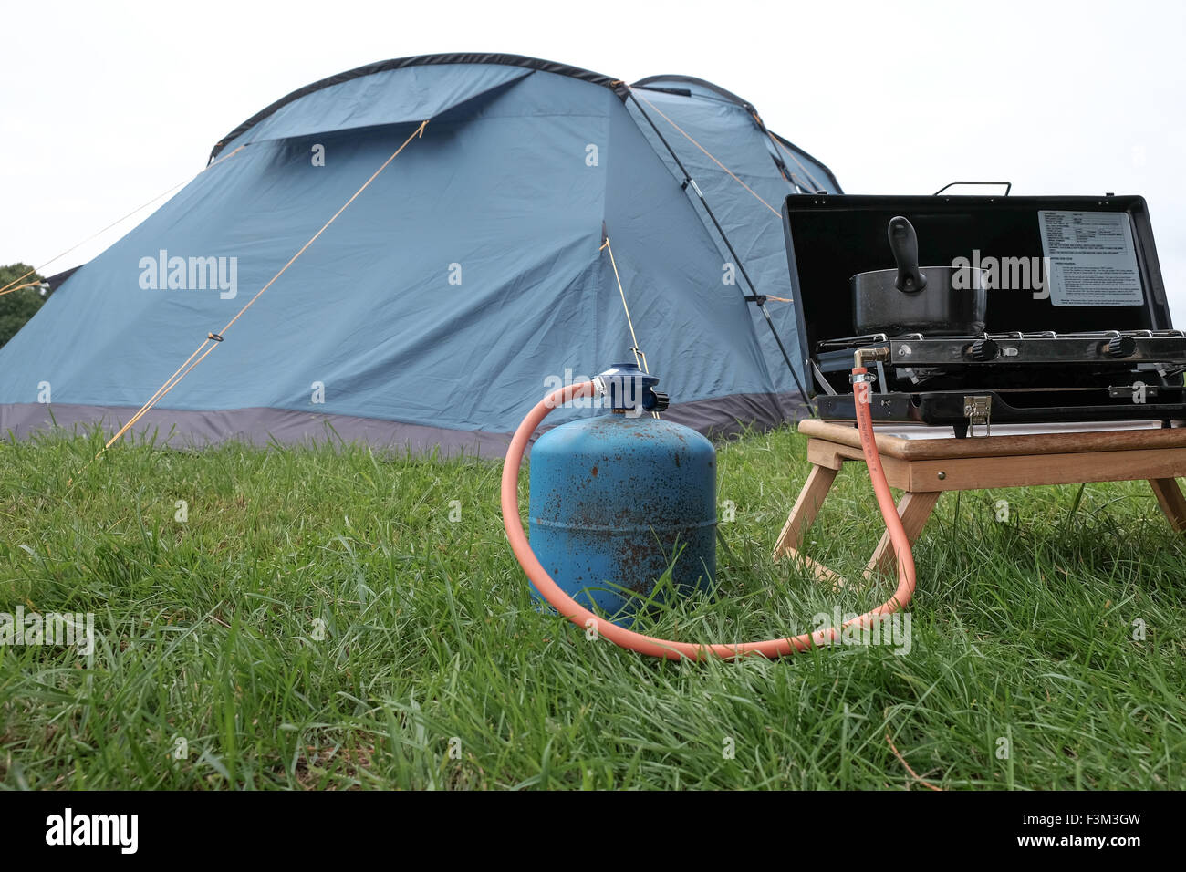 Bombola di gas essendo usato mentre il campeggio per stufa Foto Stock