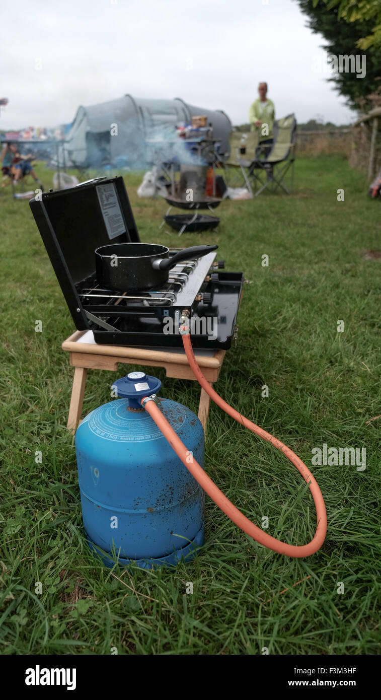 Bombola di gas essendo usato mentre il campeggio per stufa Foto Stock