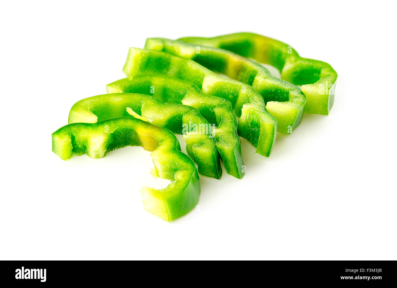 Macro closeup di deliziosi cibi organici di peperoni verdi tagliati a fettine Foto Stock