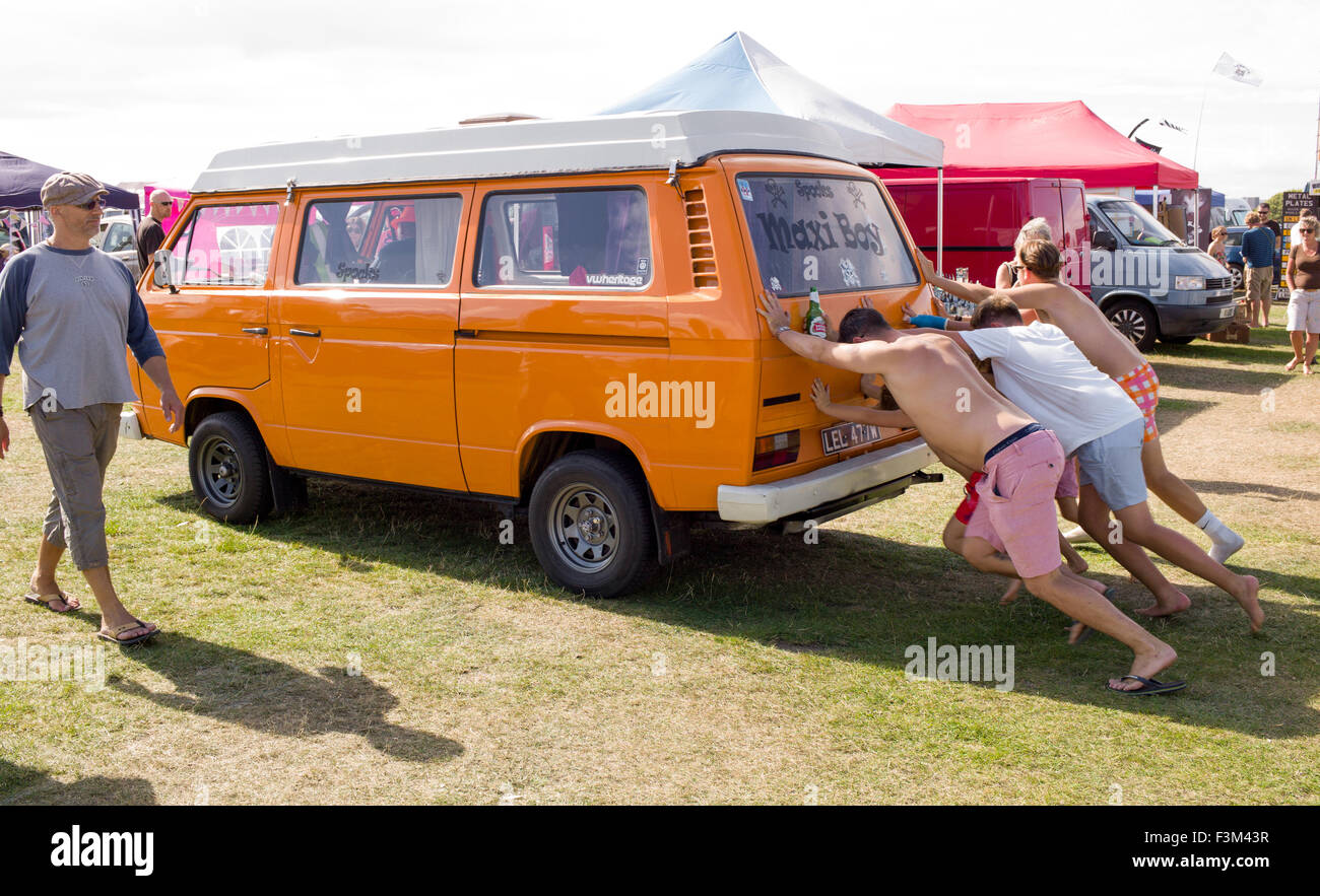 Vw camper van essendo spinto da avviare a van mostrano Portsmouth Foto Stock