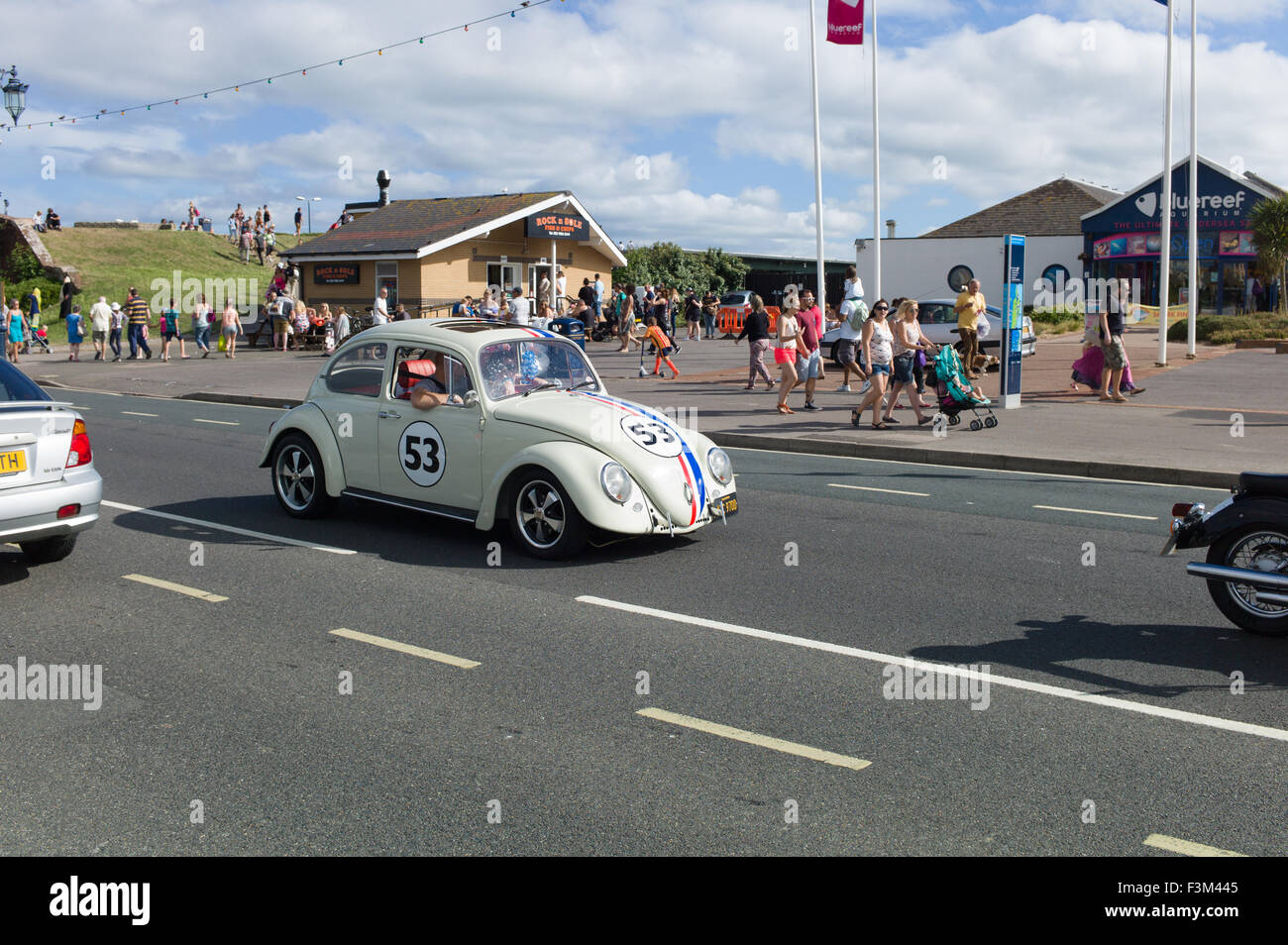 Herbie VW Beetle guidando lungo Southsea seafront Portsmouth Foto Stock