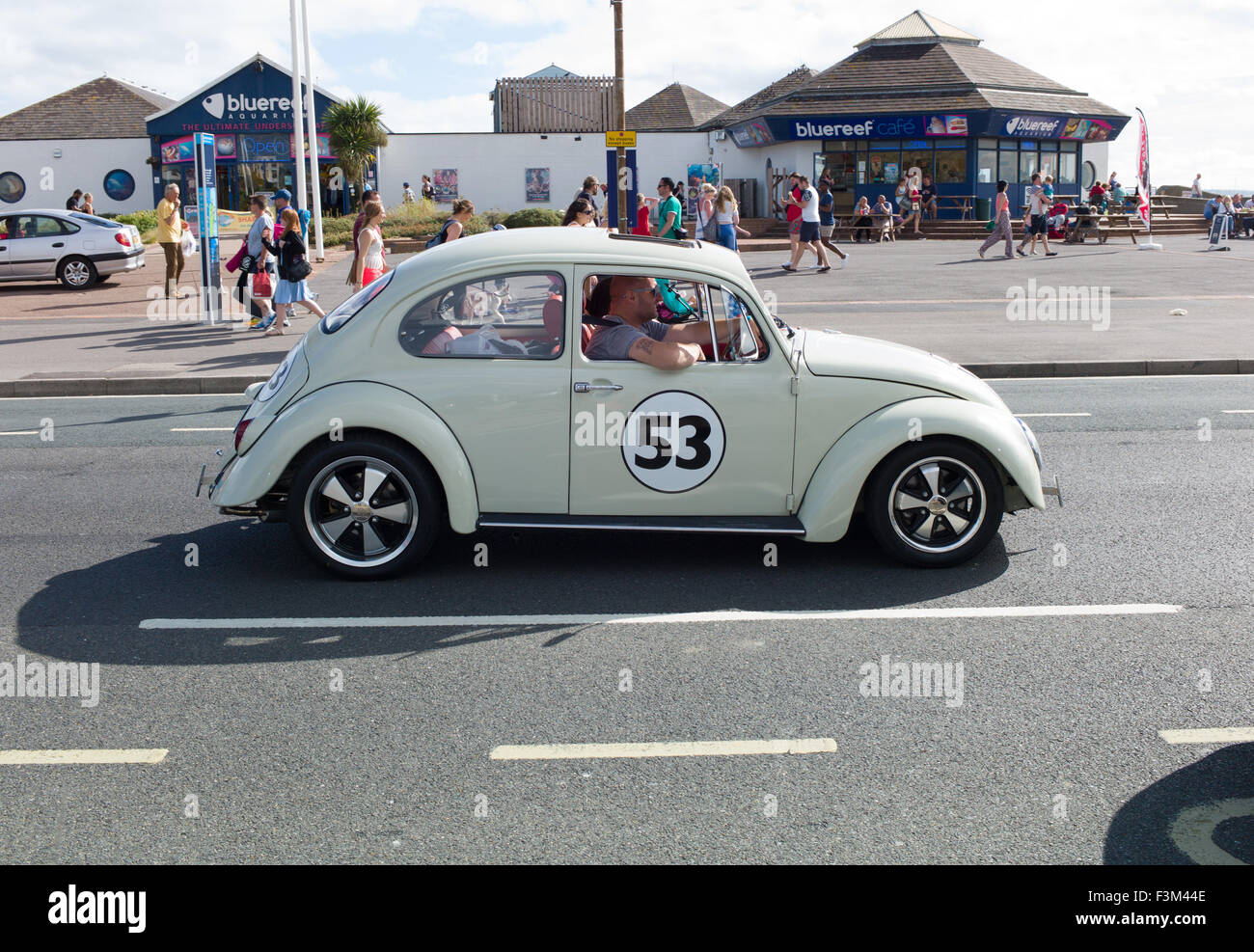 Herbie VW Beetle guidando lungo Southsea seafront Portsmouth Foto Stock