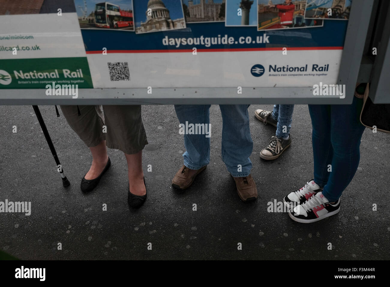National Rail persone sulla piattaforma del treno in attesa Foto Stock