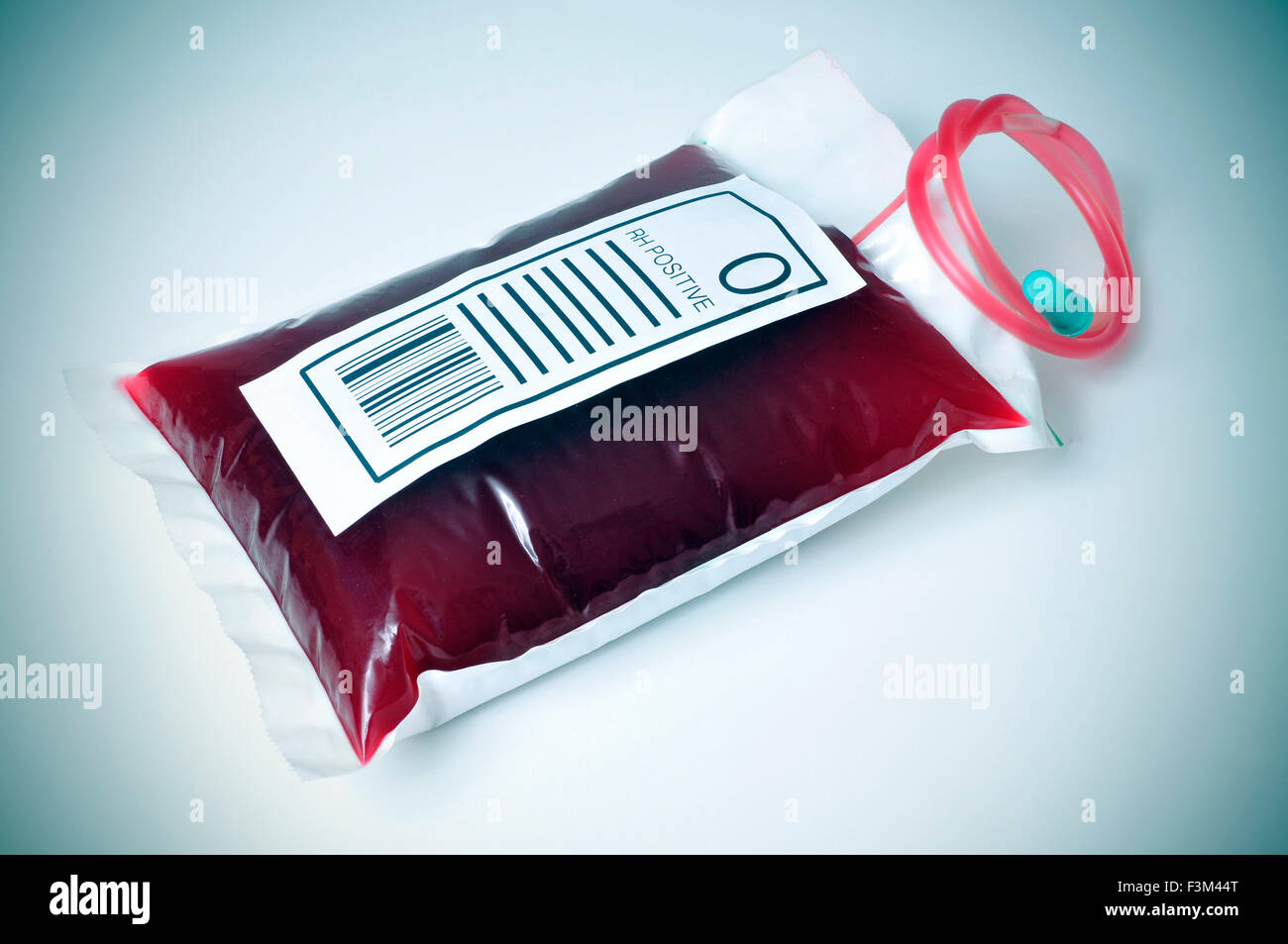 Primo piano di una sacca di sangue con una etichetta con il testo O RH positivo con una leggera vignette aggiunto Foto Stock