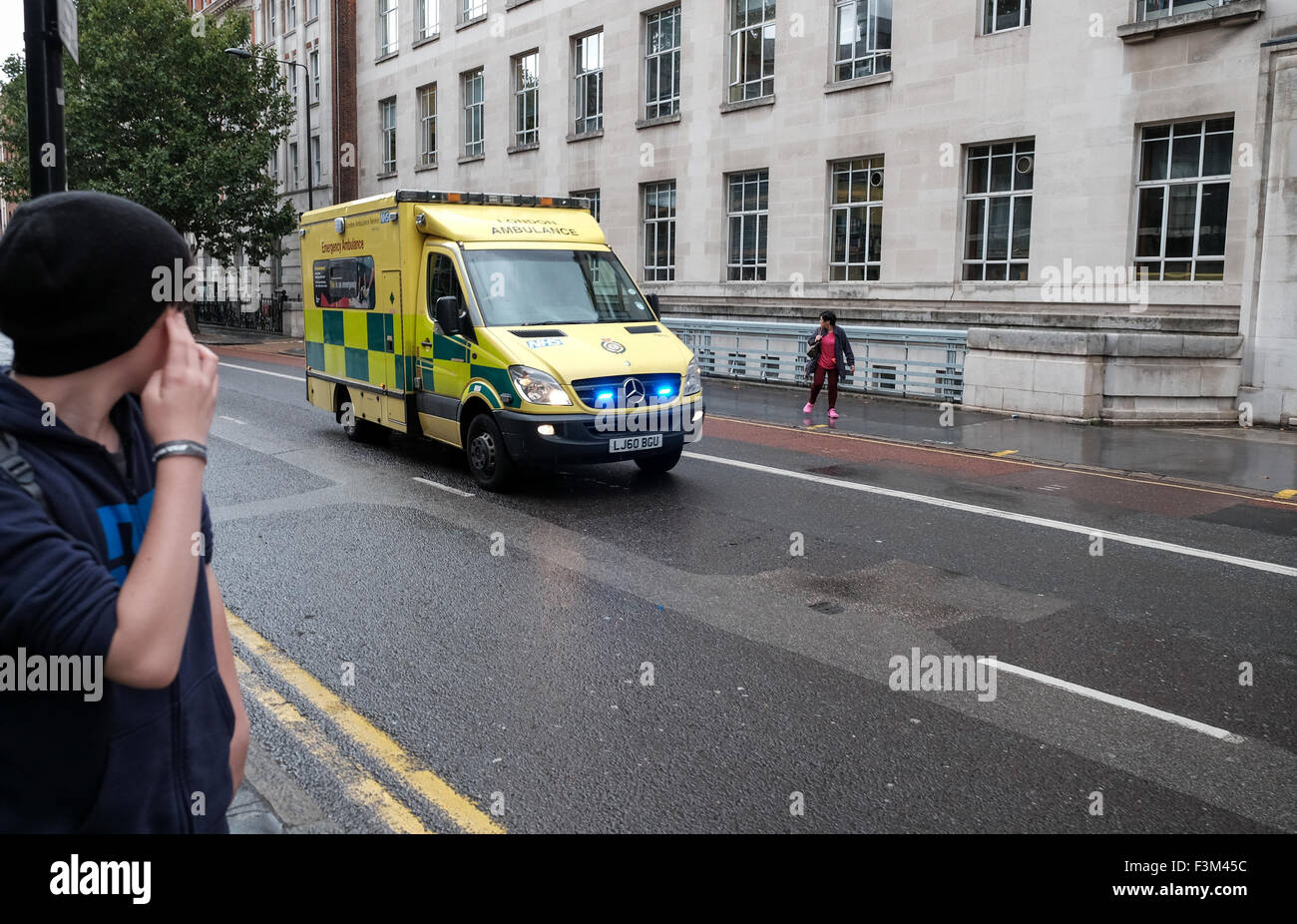 Londra servizi di ambulanza su una chiamata di emergenza passato scuola londinese di igiene e medicina tropicale Foto Stock
