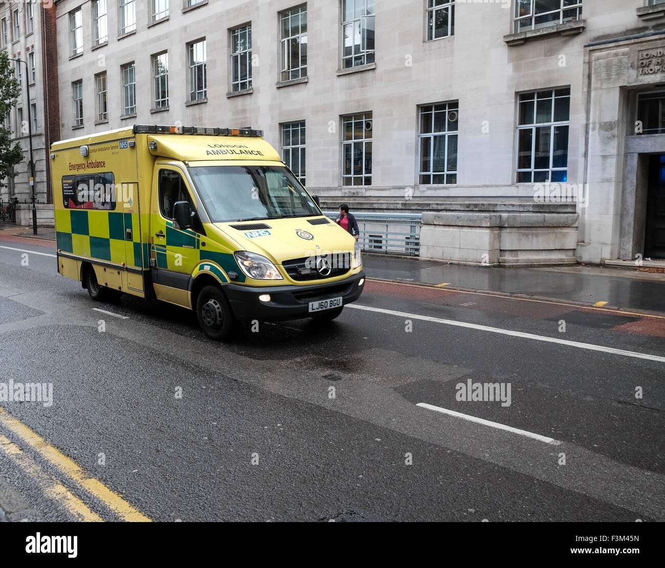 Londra servizi di ambulanza su una chiamata di emergenza passato scuola londinese di igiene e medicina tropicale Foto Stock