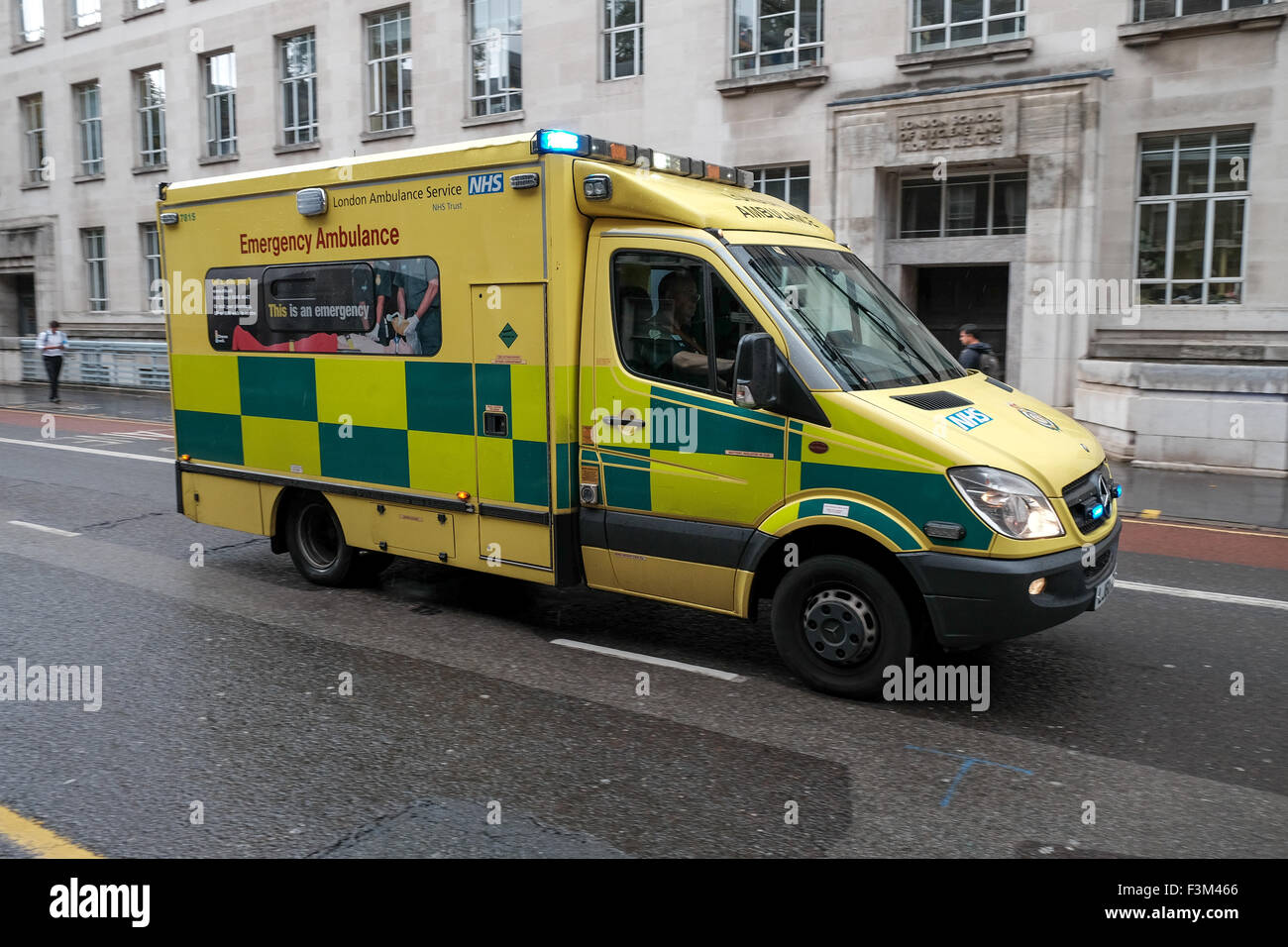 Londra servizi di ambulanza su una chiamata di emergenza passato scuola londinese di igiene e medicina tropicale Foto Stock