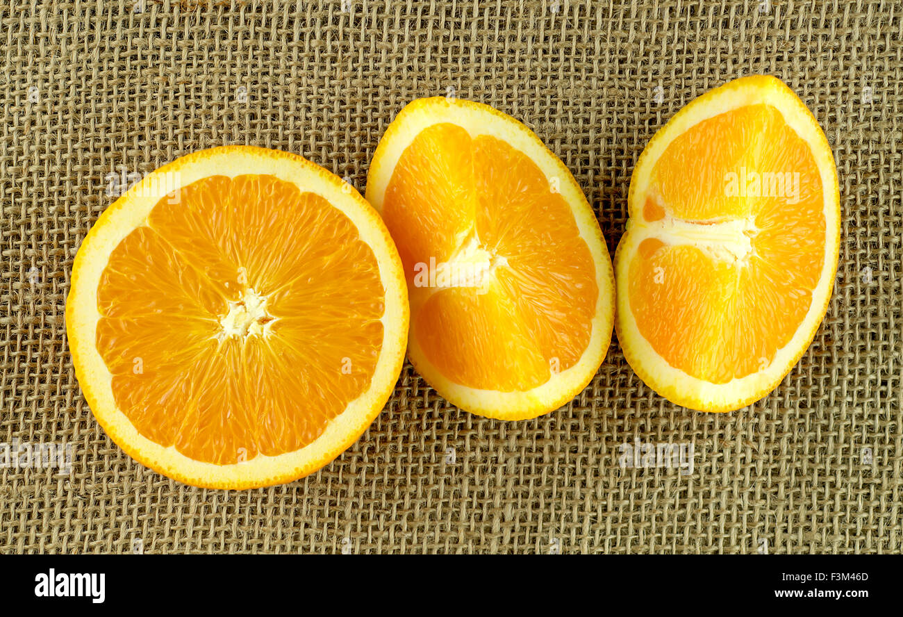 Affettate e tagliate a dadini le arance su tela lo sfondo Foto Stock