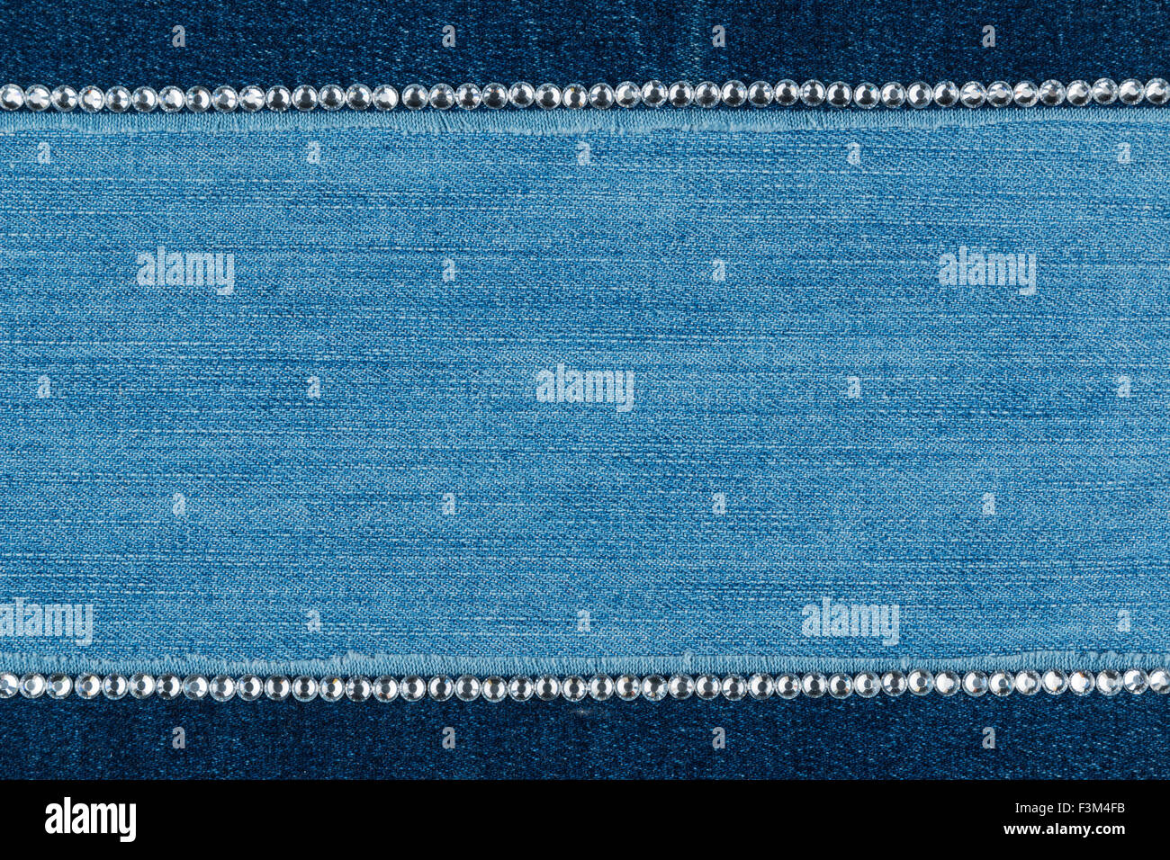 Sfondo di moda, jeans e strass color argento, con spazio per il testo Foto Stock