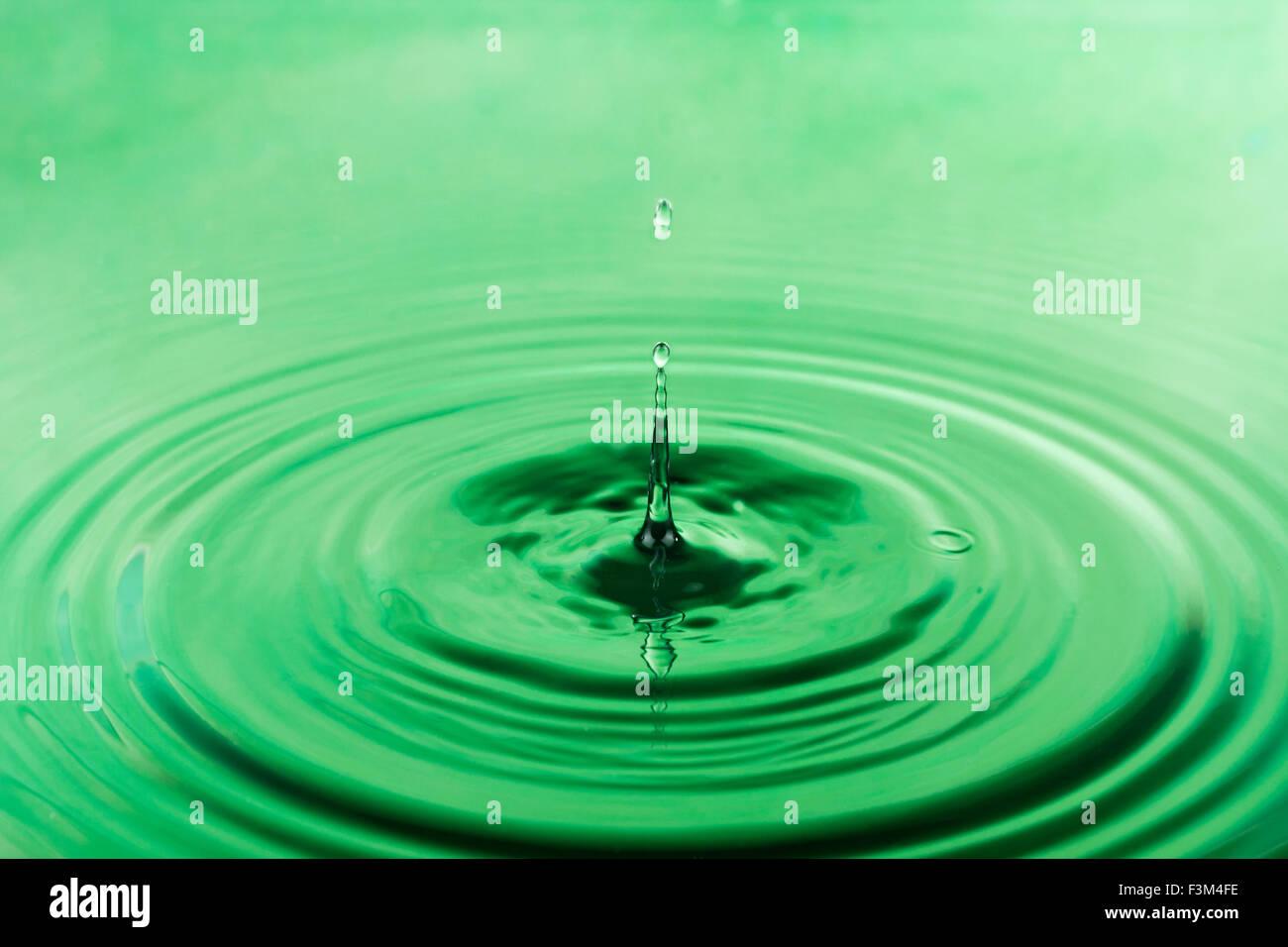 Goccia di acqua che cade nel verde acqua, il big shot Foto Stock