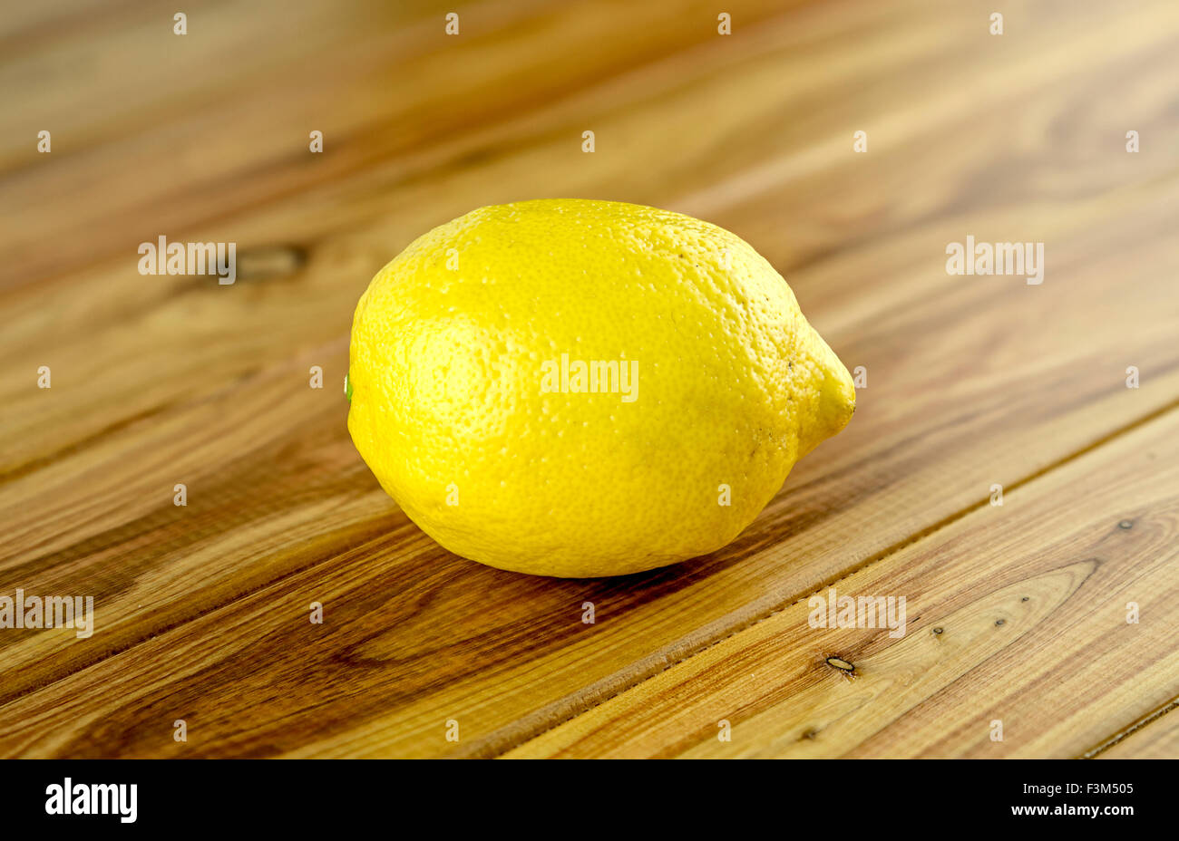 Mature limone sul rustico sfondo Foto Stock