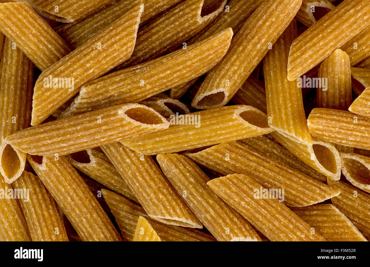 Macro closeup texture di sfondo di frumento integrale rigatoni pasta Foto Stock