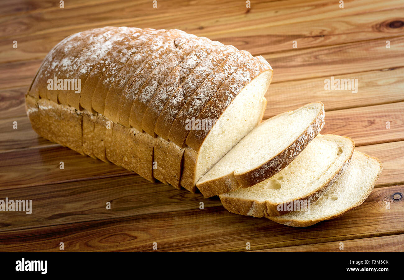 Pane rustico su sfondo di legno Foto Stock Pane rustico su sfondo di legno Foto Stock