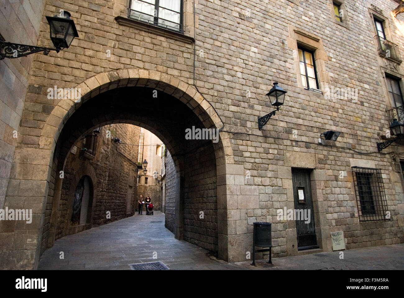 Sant Felip Neri quadrati, guerra civile segni, Quartiere Gotico di Barcellona, in Catalogna, Spagna, Europa. Nel Medioevo, Barcellona divenne la Ciutat Comtal (Conte il City) e la sua importanza politica è aumentata. Divenne la sede delle principali istituzioni politiche nel vecchio Catalogna e che ha favorito lo sviluppo del commercio, la quale a sua volta ha portato alla città per la crescita e l'espansione e la costruzione di alcuni magnifici gotico-edifici di stile. Foto Stock