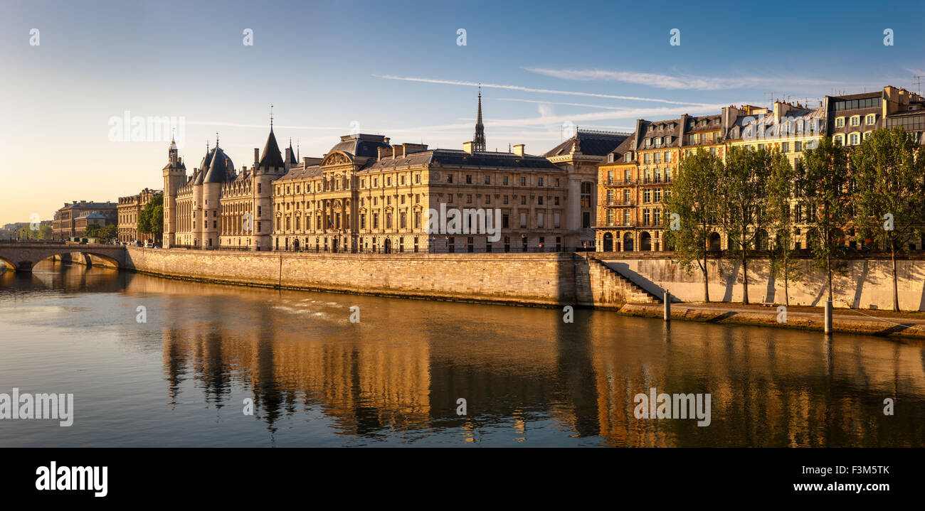 Senna riva destra incandescente con la luce del mattino mostrare la Conciergerie, Quai de l'Horloge sulla Ile de la Cite. Francia Foto Stock