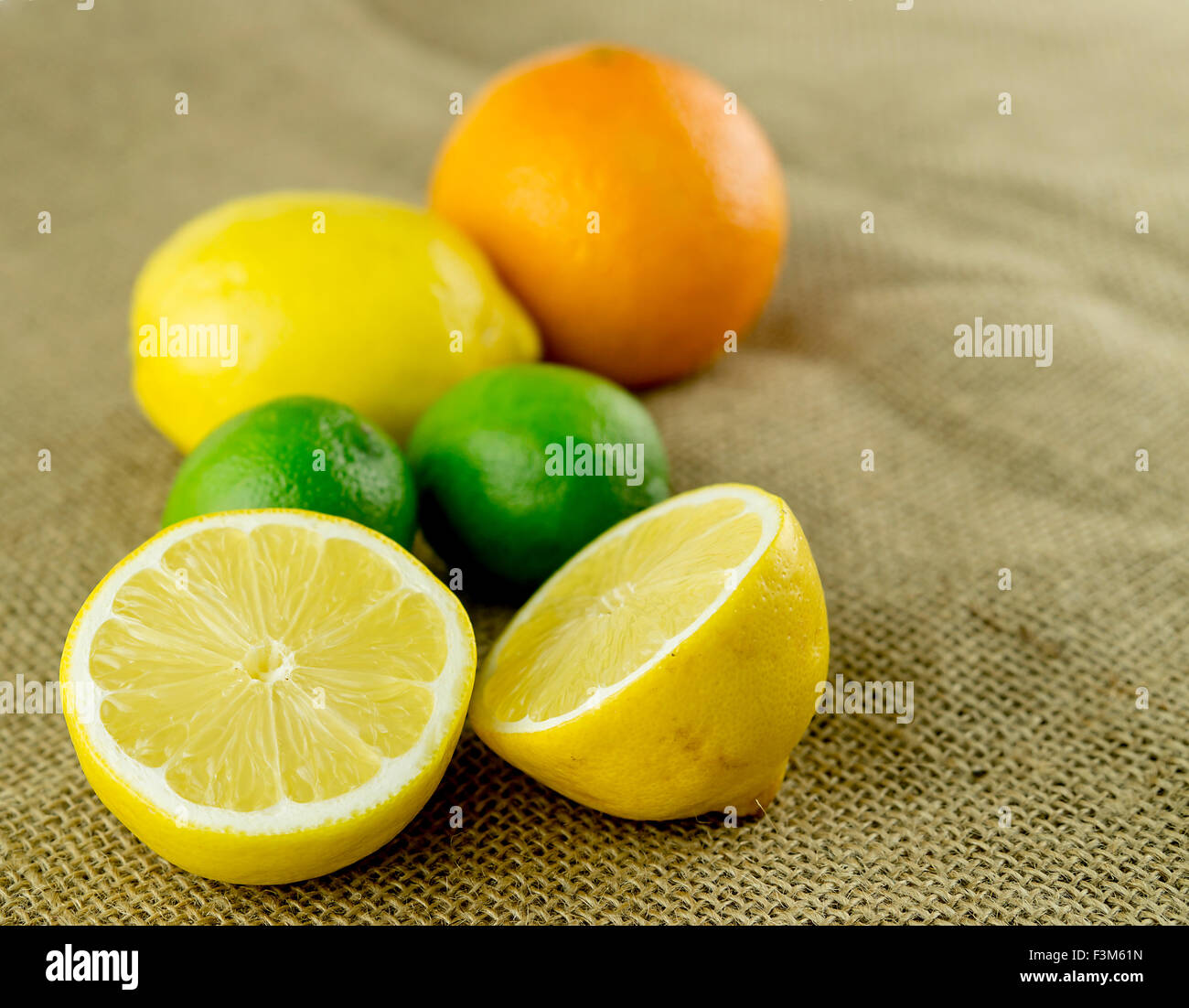 Agrumi, compresi i limoni limette e arance su sfondo vintage Foto Stock