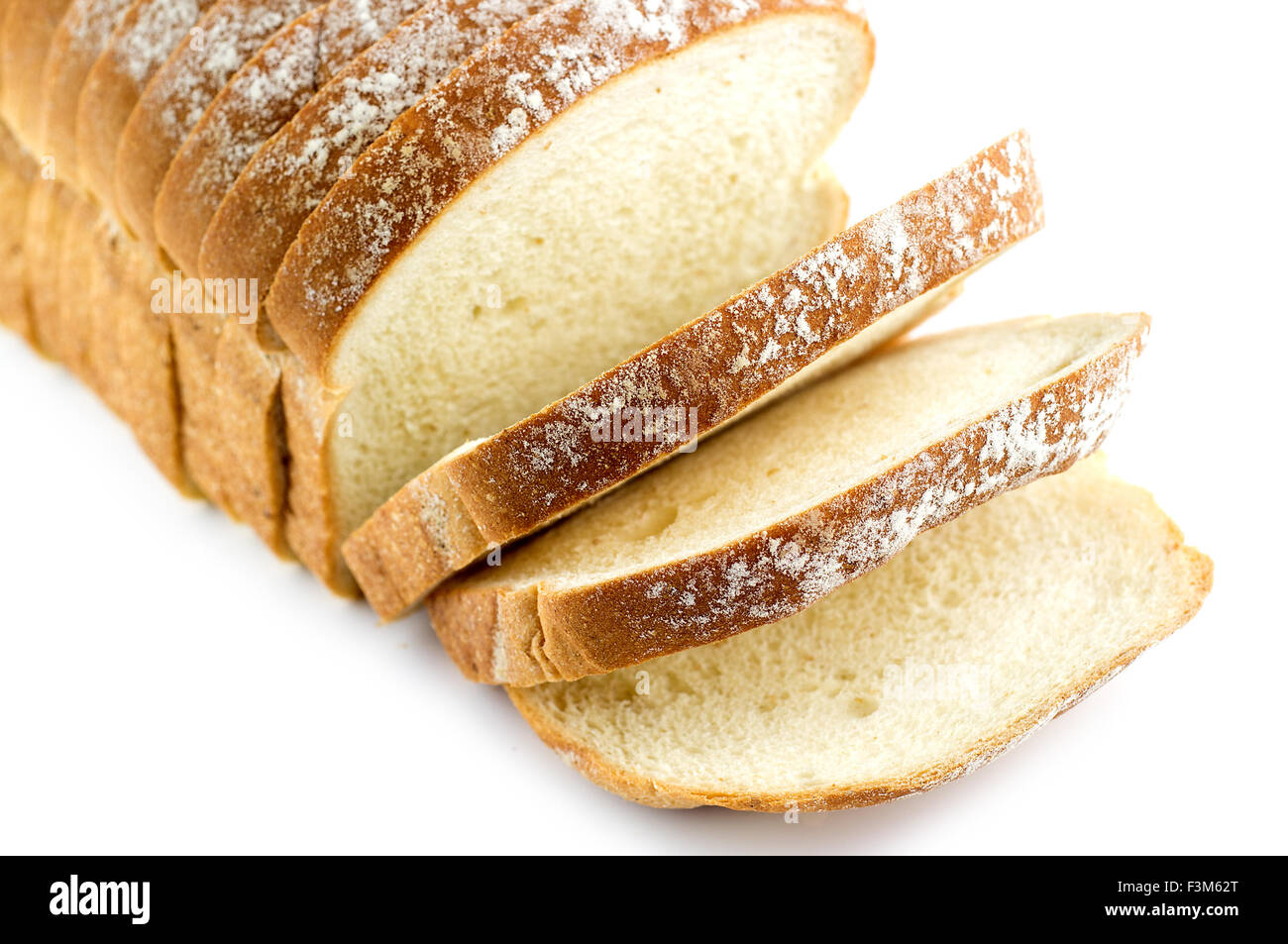 Filone di pane a fette, isolato su bianco Foto Stock