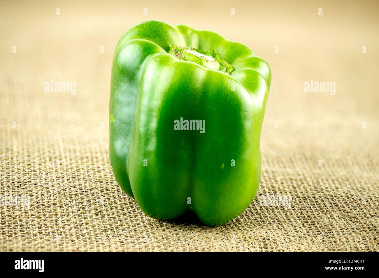 Delizioso il pepe verde sul sacco di tela Foto Stock