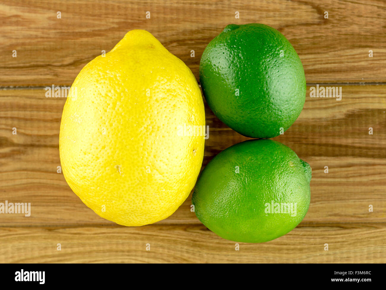 Luminose maturo limoni e limette Foto Stock