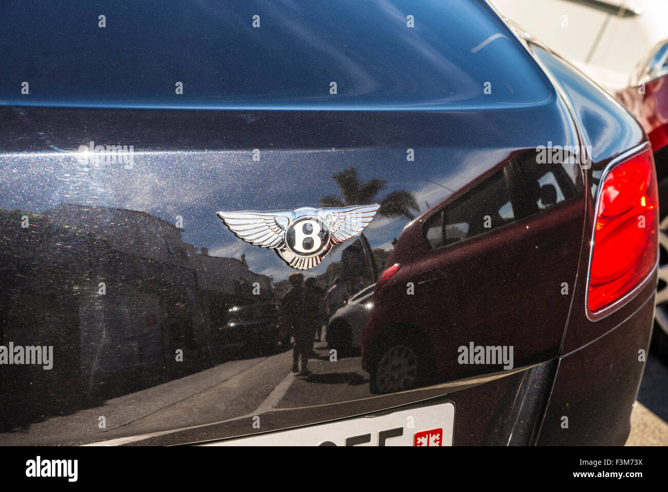 Primo piano di una Bentley parcheggiata in Puerto Banus Marina vicino a Marbella, Andalusia, Spagna Foto Stock