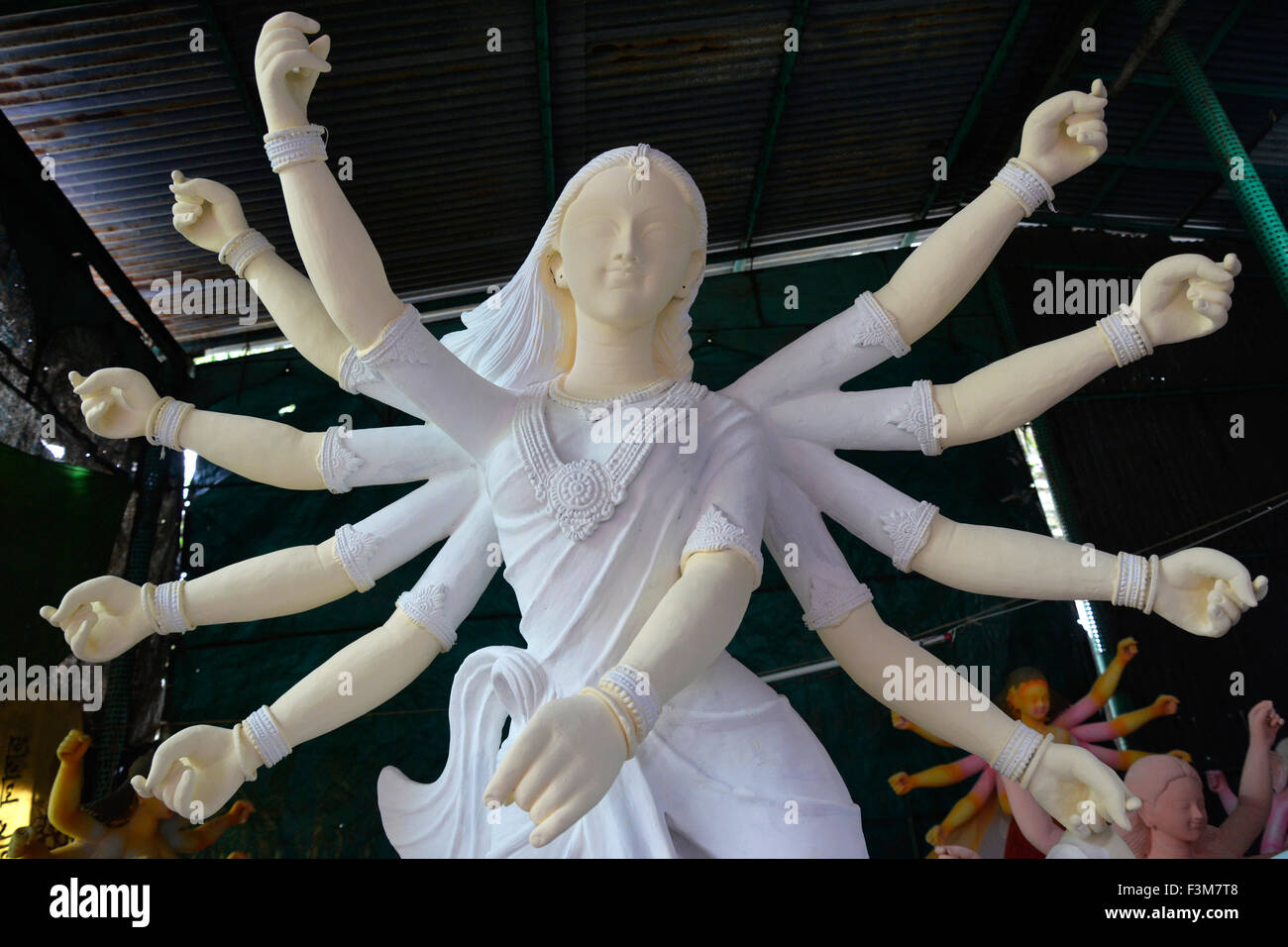 Una statua di Durga Puja è visibile in una stanza di sculture in anticipo del Festival di Durga a Dhaka, nel Bangladesh. Il 9 ottobre 2015 la gente del Bangladesh sono stati visti facendo i preparativi per il Festival di Durga Puja a Dhaka. Il festival indù che celebra la dea Durga Puja, annualmente viene celebrato in diverse parti del Bangladesh come pure stati indiani. Foto Stock