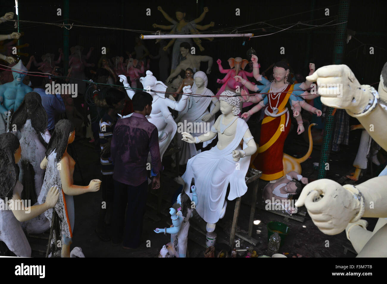 Una statua di Durga Puja è visibile in una stanza di sculture in anticipo del Festival di Durga a Dhaka, nel Bangladesh. Il 9 ottobre 2015 la gente del Bangladesh sono stati visti facendo i preparativi per il Festival di Durga Puja a Dhaka. Il festival indù che celebra la dea Durga Puja, annualmente viene celebrato in diverse parti del Bangladesh come pure stati indiani. Foto Stock