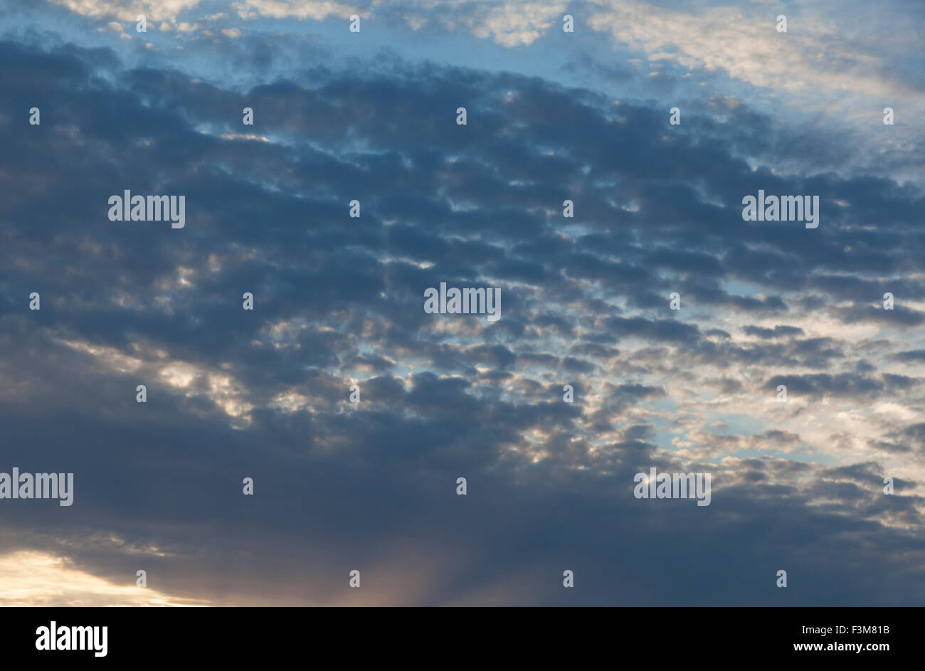 Le nuvole in Etretat, Cote d'alabastro, Pays de caux, dipartimento Seine-Maritime, Superiore regione della Normandia, Francia Foto Stock