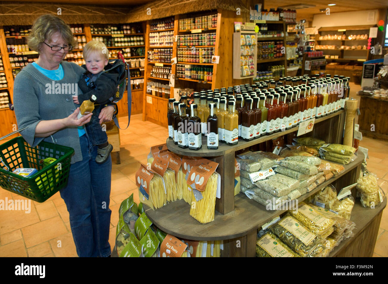 Allington farm shop a Chippenham,Wiltshire,che vende una vasta gamma di piatti locali e dalle bevande farm locale.Un organico DEL REGNO UNITO Foto Stock