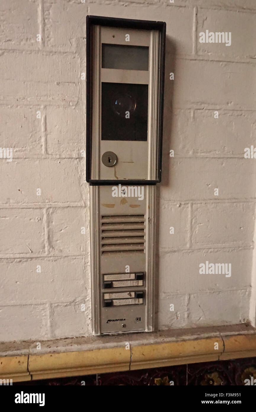 Un sistema di interfono per appartamenti in una casa Vittoriana convertita in hotel, Londra, Inghilterra Foto Stock
