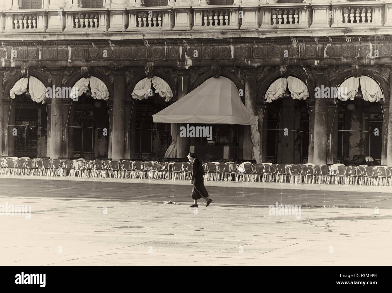 Nun a piedi nella parte anteriore del Caffè Florian Piazza San Marco Venezia Veneto Italia Europa Foto Stock