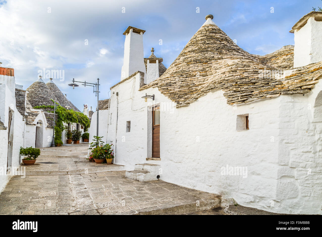 I Trulli di Alberobello in Puglia in Italia. Queste tipiche case con muri in pietra a secco e tetti conici sono uniche al mondo e sporgente questo luogo fuori del tempo e della realtà, da qualche parte tra la magia e la storia Foto Stock