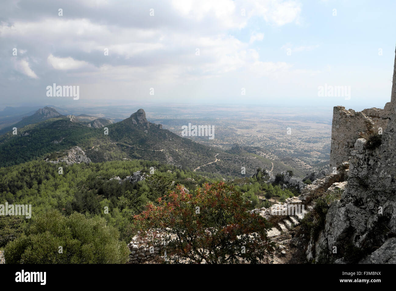 Scale che portano al castello di Kantara situato in Besparmak Montagne Paesaggio in autunno settembre nella zona settentrionale turca di Cipro KATHY DEWITT Foto Stock