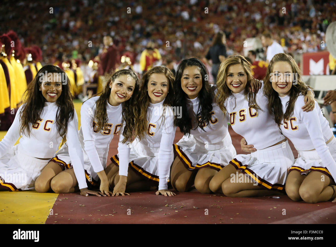 Los Angeles, CA, US, STATI UNITI D'AMERICA. 8 Ott, 2015. 8 ottobre 2015: USC canzone ragazze pos per una foto prima che il loro tempo di emisaturazione prestazioni di gioco tra il Washington Huskies e l'USC Trojans, il Colosseo a Los Angeles, CA. Fotografo: Pietro Joneleit per filo di Zuma Servizio © Peter Joneleit/ZUMA filo/Alamy Live News Foto Stock