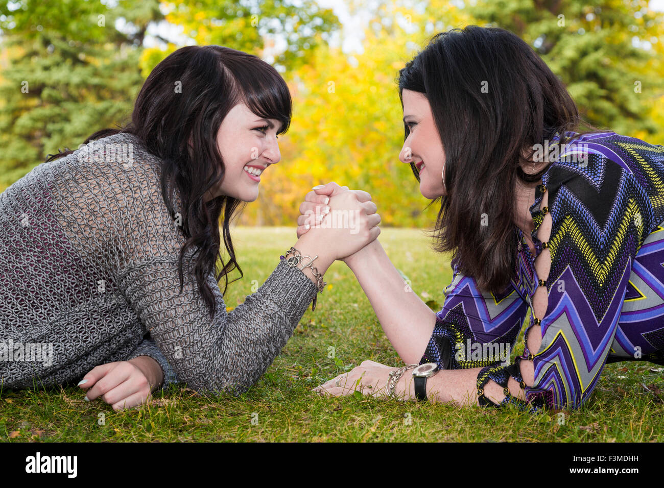 Madre,figlia,divertente,sorridente,Arm Wrestling Foto Stock