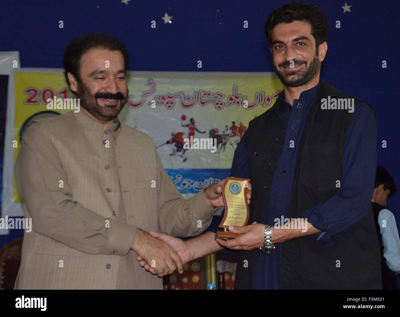 Il Ministro provinciale di sport, Mujeeb-ur-rehman Hasni consegna premi per i giocatori durante la cerimonia in occasione della XIII Balochistan sports Award eve, a Quetta su Venerdì, Ottobre 09, 2015. Foto Stock