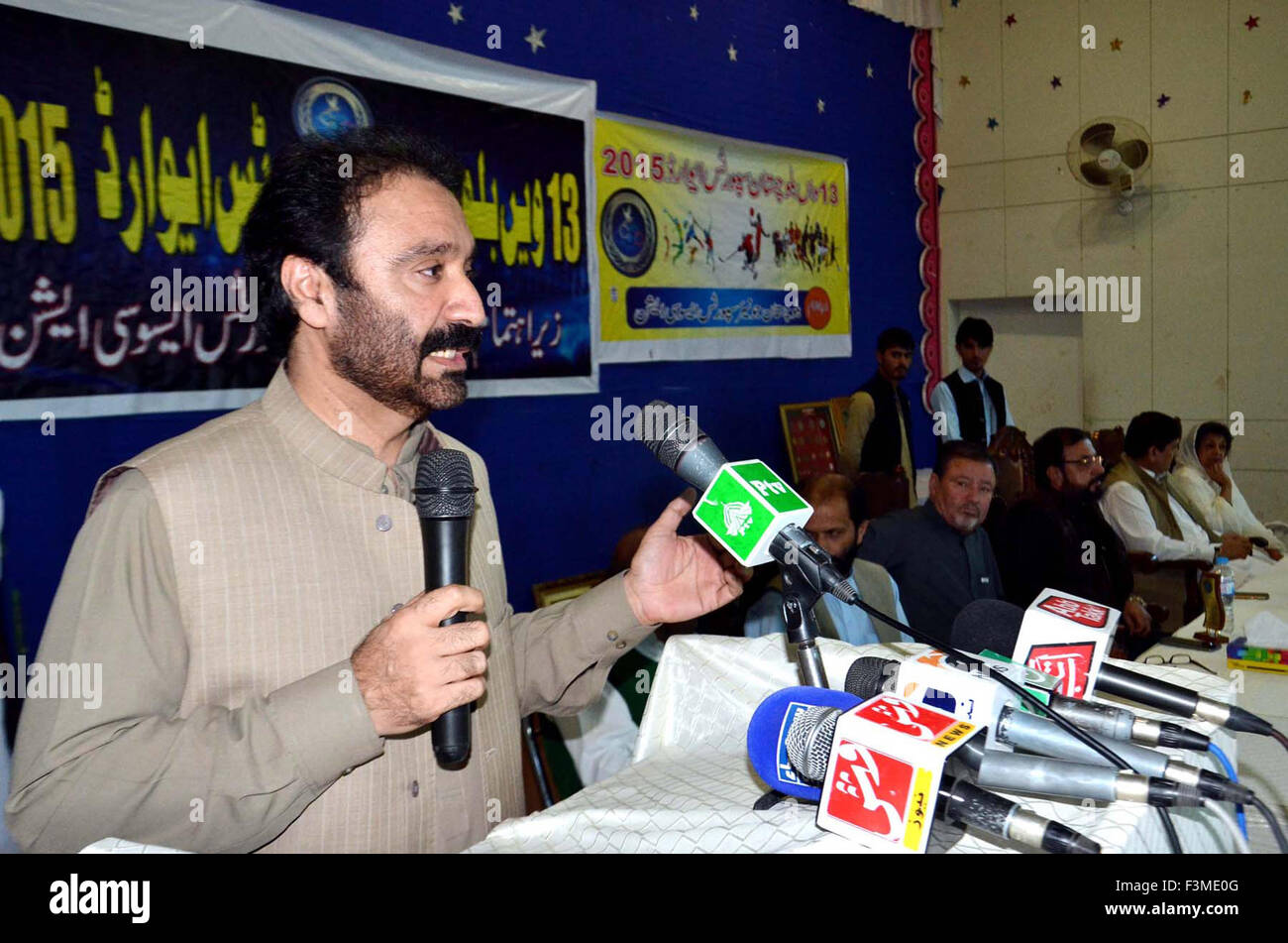 Il Ministro provinciale di sport, Mujeeb-ur-rehman Hasni rivolgendosi ai partecipanti durante la cerimonia in occasione della XIII Balochistan sports Award eve, a Quetta su Venerdì, Ottobre 09, 2015. Foto Stock